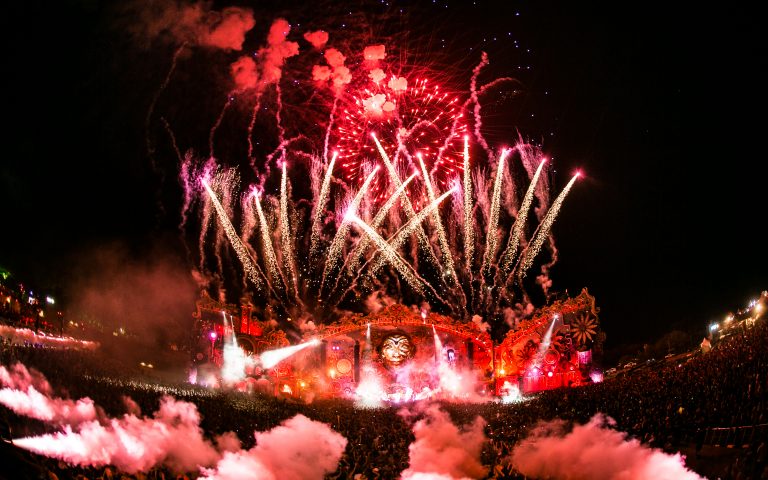 Primeiro dia de Tomorrowland Brasil tem homenagem a Prince