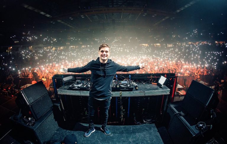 Martin Garrix supera 10 milhões de streams no Brasil com single e recebe certificado