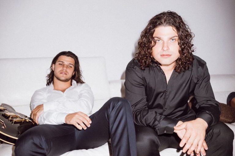 DVBBS lançam remix para a faixa "Just Hold On" de Steve Aoki com Louis Tomlinson