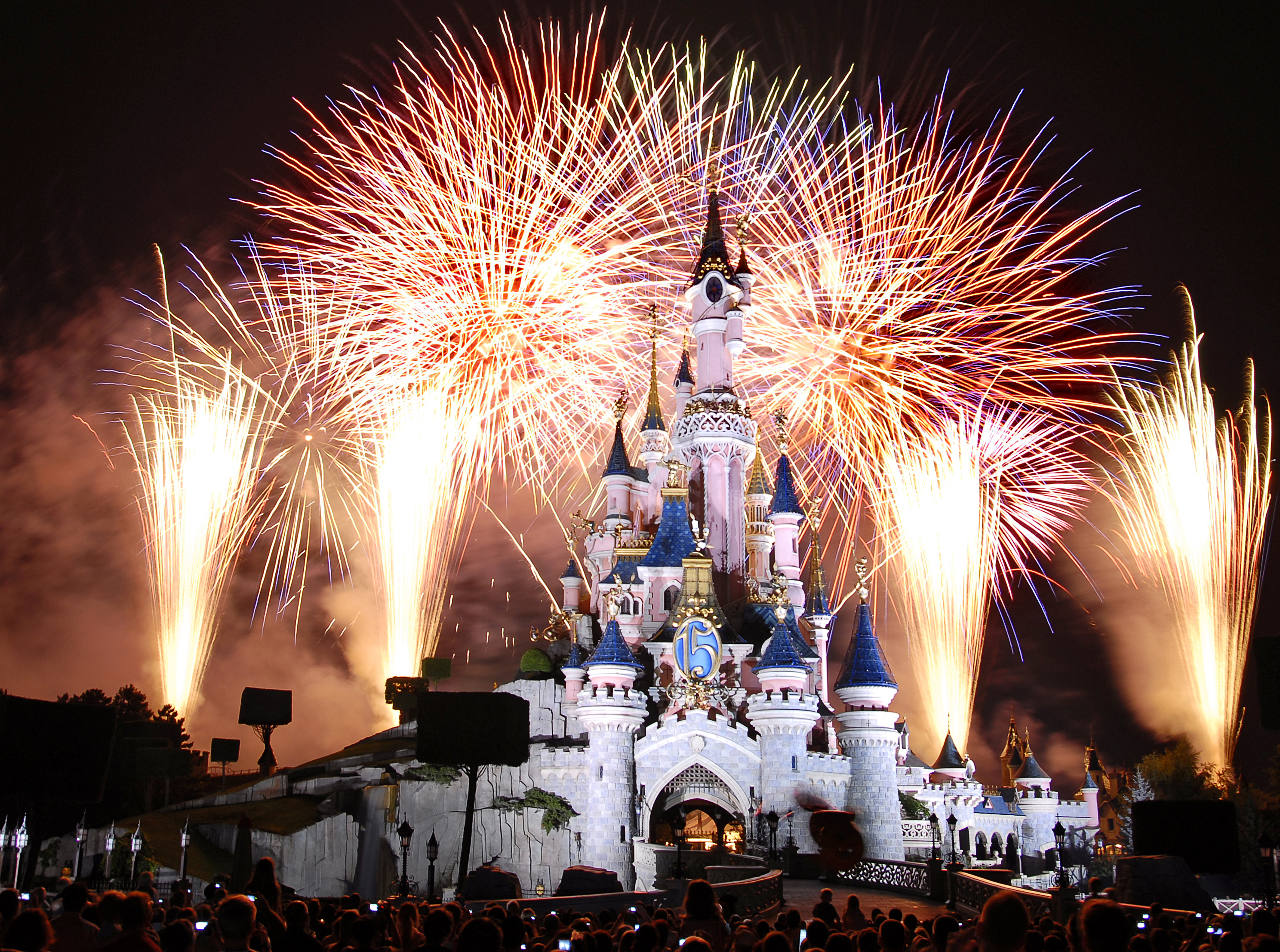 Disneyland anuncia seu próprio festival de EDM | Wonderland in Rave