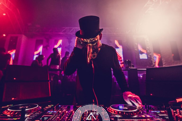 Claptone lança mini-doc sobre sua passagem pela América do Sul