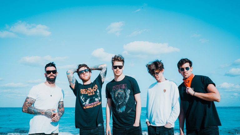 Breathe Carolina lança colaboração com Sunstars, confira ‘Feel It’