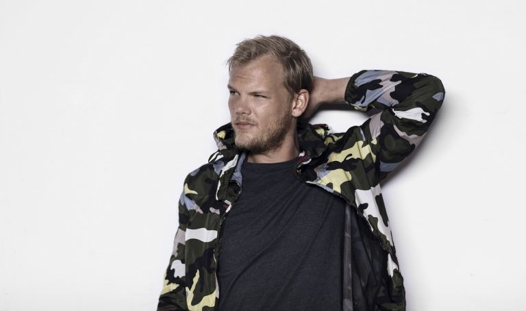 Já está disponível o vídeo oficial de “Tough Love”, segundo single póstumo de AVICII