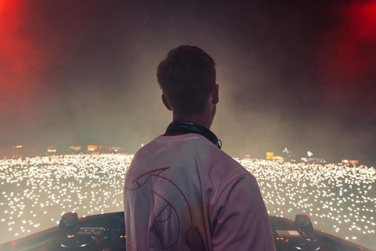 Calvin Harris se emociona com o novo EP de 2 faixas do Love Regenerator