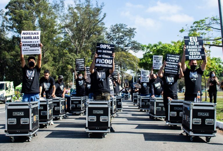 Técnicos de eventos fazem manifestação em São Paulo