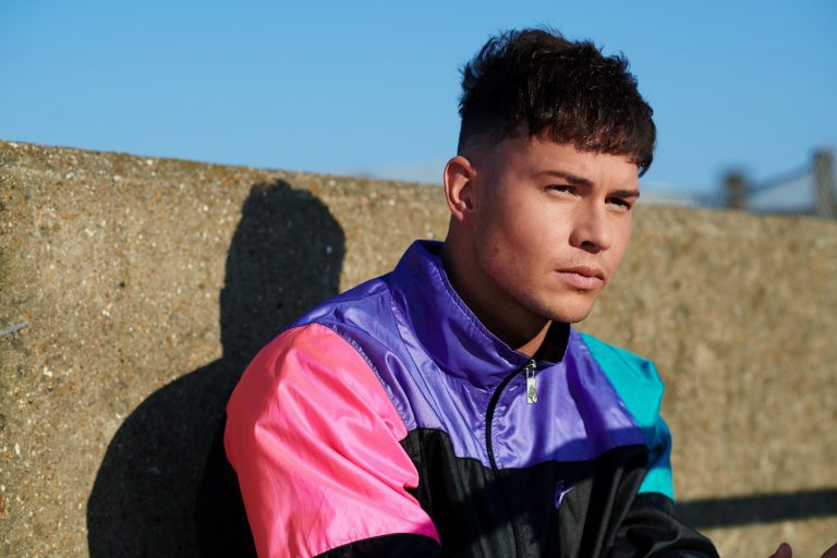 ´BED´, confira o novo single de Joel Corry em parceria com RAYE e David Guetta