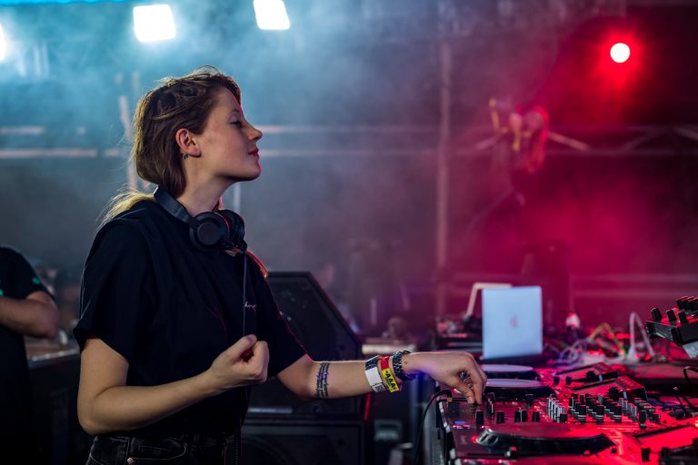 Charlotte de Witte convida artistas para enviarem demos para sua label KNTXT