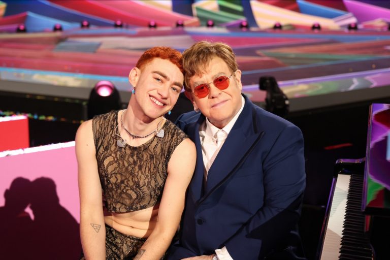 Elton John e Years & Years lançam a música “It’s a Sin”