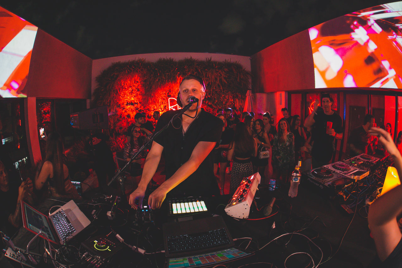 Red Room Rave Review: Red Room entrega edição impecável com Jan Blomqvist ...