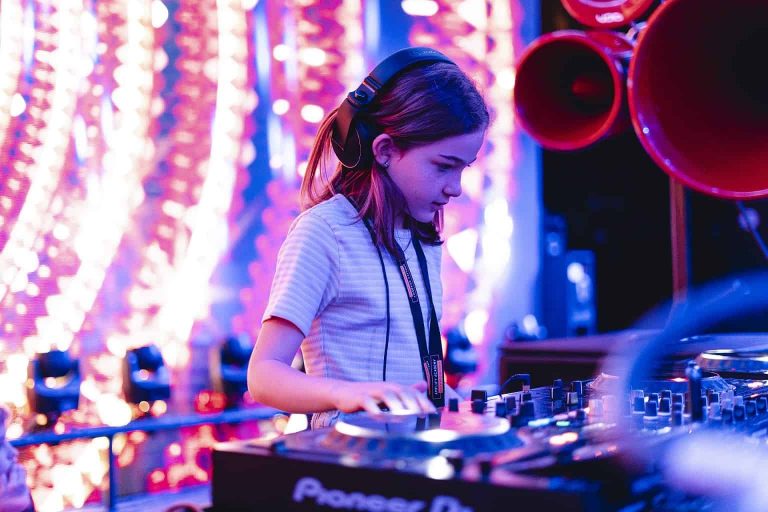 Tomorrowland Academy: nova escola de DJs e produtores para crianças e adultos