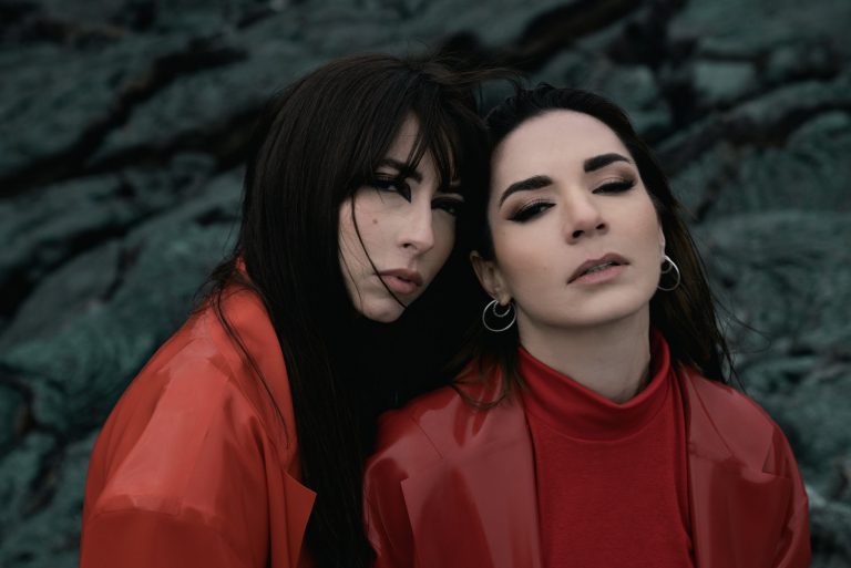 Giolì e Assia anunciam o terceiro álbum de estúdio: ‘Fire, Hell and Holy Water’