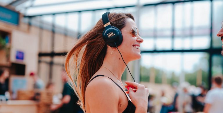 Tomorrowland lança Headphones em parceria com a JBL