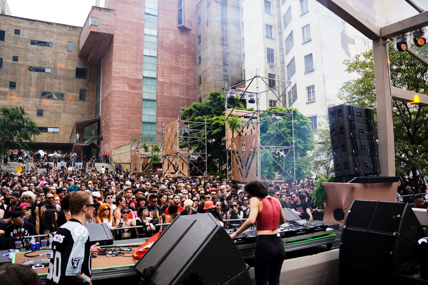 Nina Rave Tantsa Khoptja, um retorno as origens com muito techno.