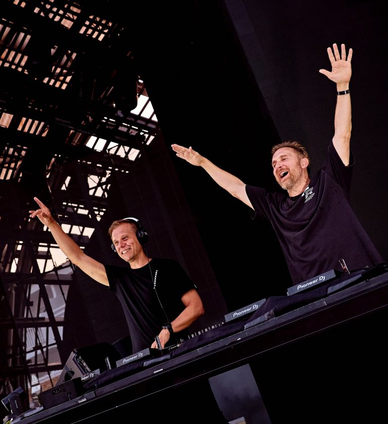 Armin van Buuren e David Guetta se unem para colabb de estreia: ‘In The Dark’